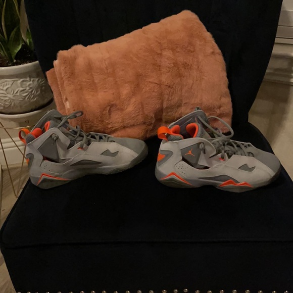 Nike Jordans True Flight Wolf Gray Orange - Picture 5 of 8